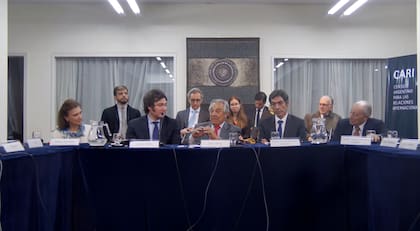 El precandidato presidencial de la Libertad Avanza, Javier Milei, presentó a su asesor en energía, Eduardo Rodríguez Chirillo (a la derecha), en el Consejo Argentino para las Relaciones Internacionales (CARI). En el medio, Raúl Parisi, director del Comité de Asuntos Energéticos