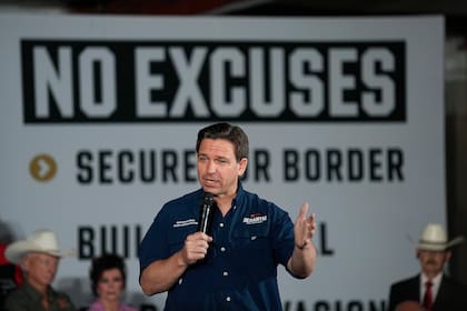 El precandidato presidencial republicano, el gobernador de Florida, Ron DeSantis, conversa durante una sesión pública en Eagle , Texas, el lunes 26 de junio de 2023