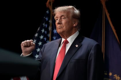 El precandidato presidencial republicano y expresidente Donald Trump cierra un puño durante un evento de campaña el domingo 21 de enero de 2024, en Rochester, Nuevo Hampshire