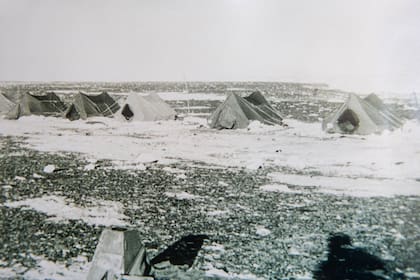 El precario campamento en el que sentían los 38 grados bajo cero.