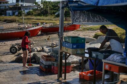 El precario puesto a donde llegan los vecinos de José Ignacio y alrededores a comprar el pescado fresco. A pocos metros llegan las barcas con la pesca del día