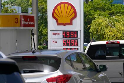 El precio de la gasolina decreció un poco después de varias semanas; pero aún es alto a comparación de hace un año - (AP Foto/Marta Lavandier)