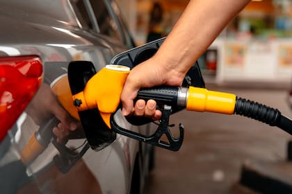 El precio de la gasolina es más elevado en estados de EE.UU. como California y Hawái, donde los ciudadanos pagan más por galón