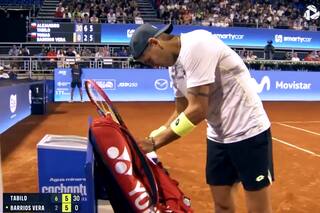 Como Gaudio en 2005, un tenista chileno tuvo que parar el partido para silenciar su teléfono