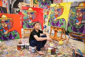 Tiene 11 años, lo llaman “el pequeño Picasso” y vende cuadros por miles de dólares