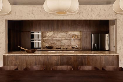 El precio puede incrementarse si se requieren arreglos importantes, trabajos de enduido, tratamiento de humedades o el uso de pinturas premium o revestimientos texturados