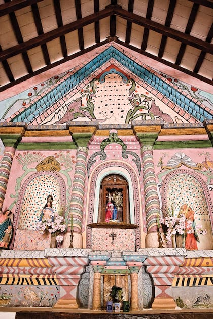 El precioso retablo del la iglesita de Hualfín, en Catamarca
