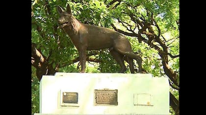 El Predio de la Policía Montada tiene una estatua de bronce en honor a Chonino