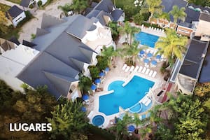 El predio de Posada Suiza cuenta con amplios jardines y tres piletas (una climatizada).