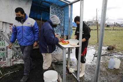Los ocupantes de Guernica autogestionan ollas populares para alimentar a las familias