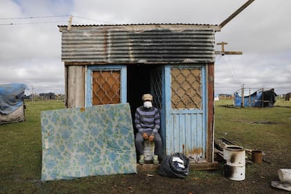 Uno de los ocupantes del predio en Guernica; según el gobierno provincial, 572 familias ya acordaron su retiro de manera voluntaria