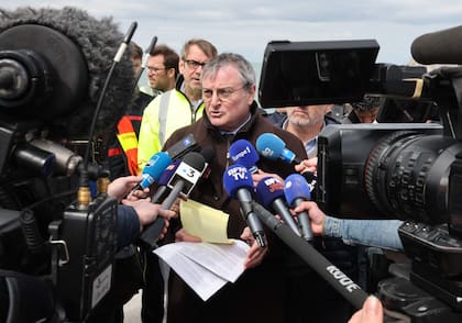 El prefecto de Pas-de-Calais, Jacques Billant, habla con la prensa tras la muerte de los migrantes