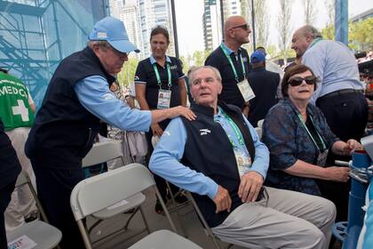 El presidente del COI apoya su mano en el hombro de Jacques Rogge, su antecesor al mando del Comité