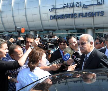 El premier egipcio, Sherif Ismail, ayer, en el aeropuerto de El Cairo