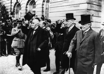El premier francés Georges Clemenceau, el presidente estadounidense Woodrow Wilson y el primer ministro británico Lloyd George, después de haber firmado el Tratado de Versalles, al final de la guerra