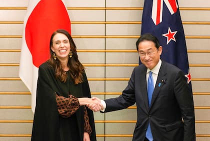 El premier japonés Fumio Kishida recibió este viernes en Tokio a la premier de Nueva Zelanda, Jacinda Ardern. Photo: Kimimasa Mayama/SOPA Images via ZUMA Press Wire/dpa