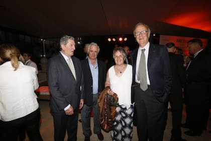 José Claudio Escribano, miembro del directorio de SA LA NACION, junto a invitados a la noche del Premio a la Excelencia Agropecuaria en La Rural