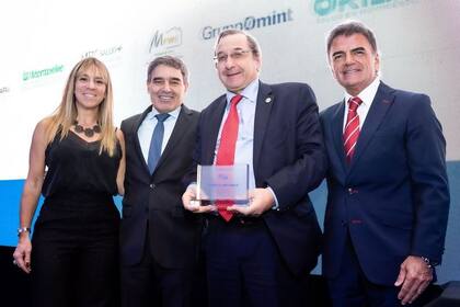 El premio al Hospital Británico, recibido por su director general, el Dr. Juan Irigoin