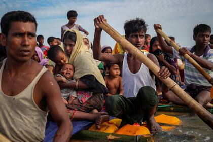 Los refugiados cruzan el río Naf con una balsa improvisada para llegar a Bangladesh en Teknaf, Bangladesh (12 de noviembre de 2017)