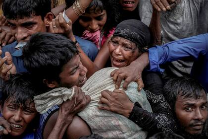 Los refugiados pelean por los alimentos y el agua en Coxs Bazar, Bangladesh (24 de septiembre de 2017)