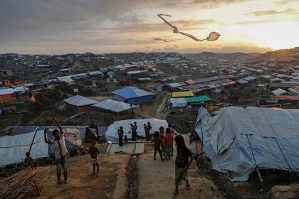 Varios niños vuelan cometas improvisadas en el campo de refugiados de Kutupalong cerca de Coxs Bazar, Bangladesh (10 de diciembre de 2017)