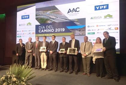 El premio fue recibido esta semana por Guillermo Dietrich, ministro de Transporte de la Nación, y Patricia Gutiérrez, titular de Vialidad Nacional, durante la la cena anual del Día del Camino que aglutina a todo el sector vial