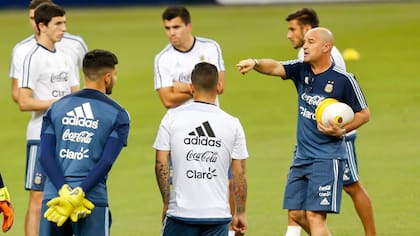 El preparador físico Jorge Desio en la última práctica de la selección, en el National Stadium de Singapur