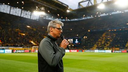 El presentador anunció al público presente lo que acababa de suceder con el micro. Fueron cerradas las puertas del estadio preventivamente