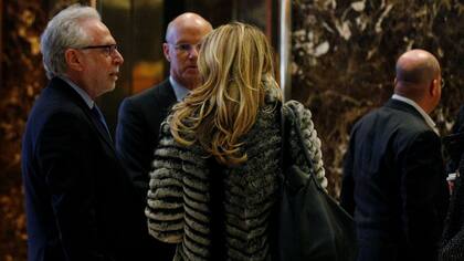 El presentador de la CNN, Wolf Blitzer, al ingresar a la torre Trump de Nueva York para entrevistar al presidente electo