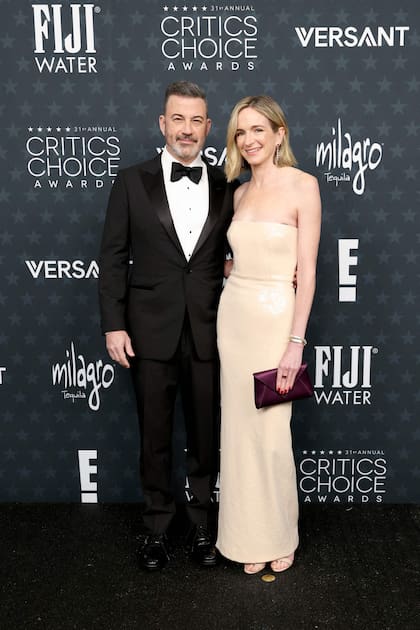 El presentador Jimmy Kimmel y Molly McNearney dejaron en claro que menos es más: lucieron impecables él con un esmoquin y ella con un vestido strapless brillante en color manteca con sandalias a tono y un sobre burdeos