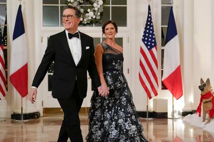 El presentador Stephen Colbert y su esposa Evelyn McGee-Colbert llegan a la cena de Estado con el presidente Joe Biden y el presidente francés Emmanuel Macron