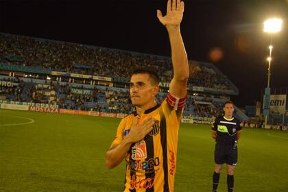 El presente: con la camiseta de Mitre, de Santiago del Estero, en el regreso al estadio de Belgrano, por el campeonato de la primera Nacional