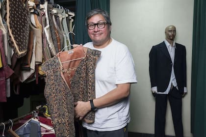 El presente de Oscar: rodeado de ropa de hombre