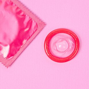 El preservativo es una barrera que evita la transmisión sexual del VIH y otras infecciones de transmisión sexual.