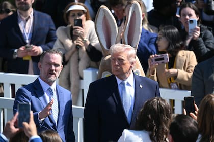 El president Donald Trump habla con el representante comercial de Estados Unidos, Jamieson Greer, en la celebración de Pascua, en la Casa Blanca.