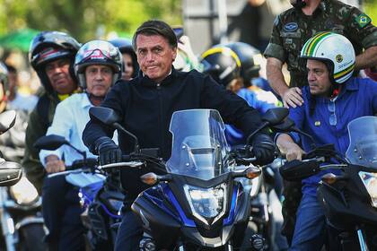 El president Jair Bolsonaro participó de una caravana en moto pot la playa de Copacabana, en Río de Janeiro. (Photo by Ivan PACHECO / AFP)