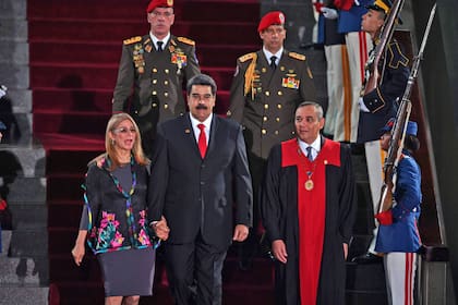 El president Nicolás Maduro camina junto a la primera dama, Cilia Flores, y al entonces presidente del Tribunal Supremo de Justicia Maikel Moreno