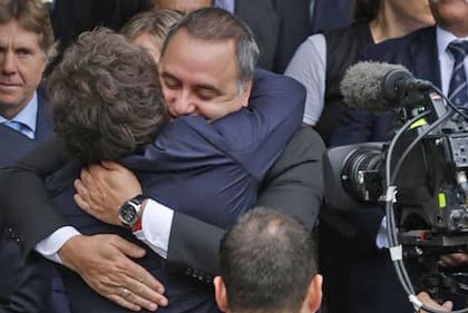 El Presidente abraza a Adorni en el acto por Malvinas