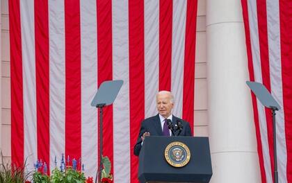 El presidente acudió a la ceremonia del Día de los Caídos en Arlington, Virginia