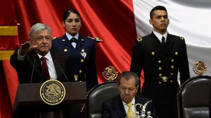 El presidente, al rendir protesta, extiende su brazo mientras pronuncia la declaración