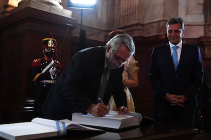 El Presidente firmó el libro ni bien pisó el Congreso Nacional
