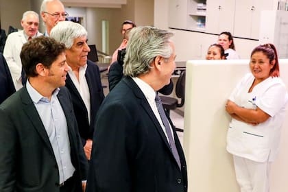 El presidente Alberto Fernández acompañado por Axel Kicillof y Hugo Moyano