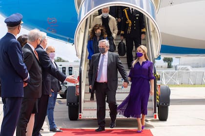 El presidente Alberto Fernández acompañado por la primera dama, Fabiola Yáñez, cuando aterrizaron en el Aeropuerto Humberto Delgado