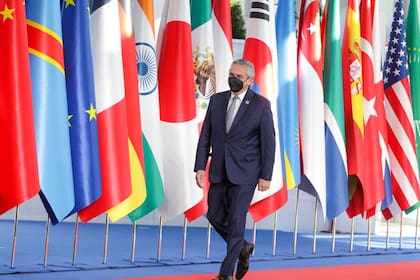 El presidente Alberto Fernández al arribar a la cumbre del G-20 en Roma.