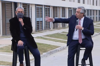 El presidente Alberto Fernández al entregar la vivienda número 10 mil del programa Casa Propia, junto al ministro de Hábitat, Jorge Ferraresi, en el partido de San Martín.