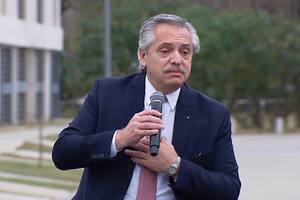 El presidente Alberto Fernández al entregar la vivienda número 10 mil del programa Casa Propia.