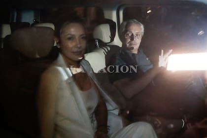 El presidente Alberto Fernández. anoche saliendo de la clínica Otamendi junto a la primera dama Fabiola Yañez