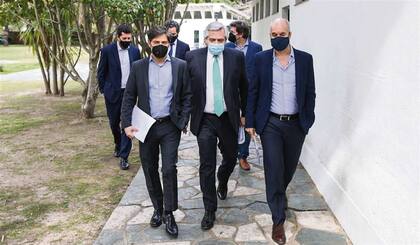 El presidente Alberto Fernández, ayer, en Olivos, con Rodríguez Larreta y Kicillof, en un nuevo anuncio conjunto para extender el aislamiento