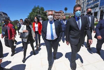 El presidente caminó hacia el CCK acompañado por Vilma Ibarra y Sergio Massa, después de que Cristina Kirchner los criticara en una de sus cartas abiertas