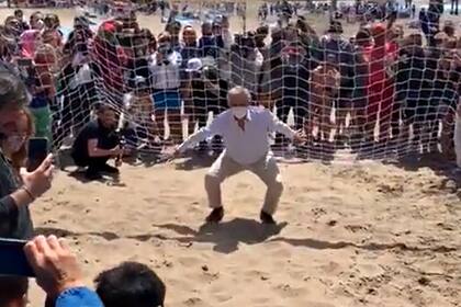 El presidente Alberto Fernández, como arquero atajapenales en la playa de Mar de Ajó: una imagen, mil alegorías